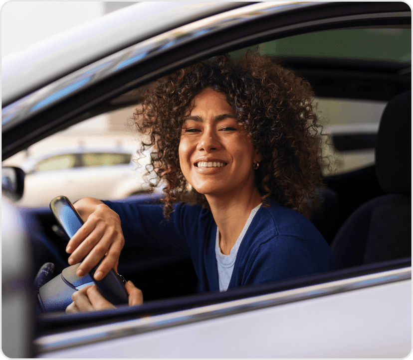 Mulher feliz por ter conseguido um recurso de multa e ter mantido os pontos na carteira de motorista.